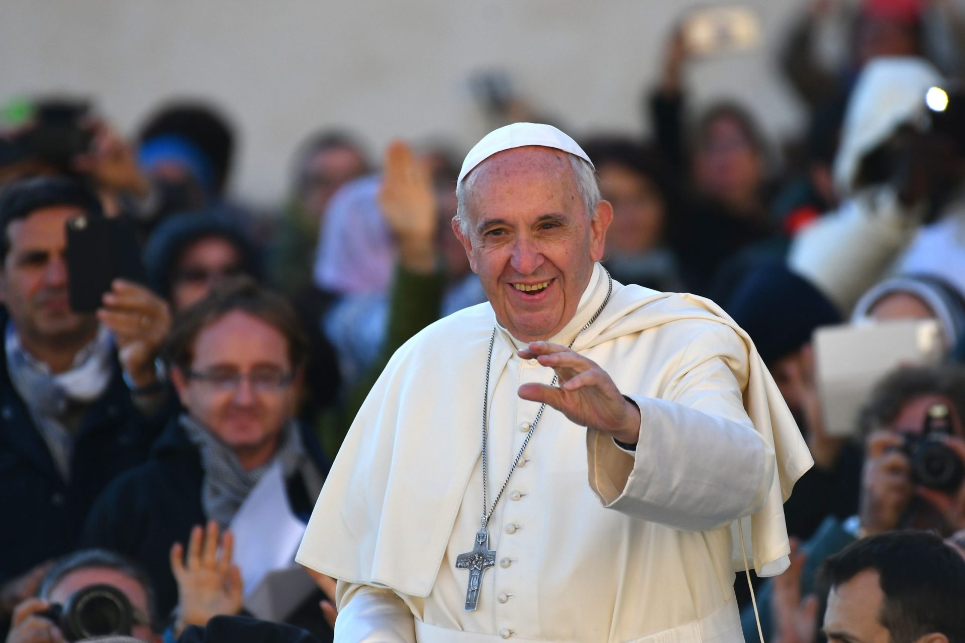 Papa comovido com ‘povo santo fiel’ de Portugal