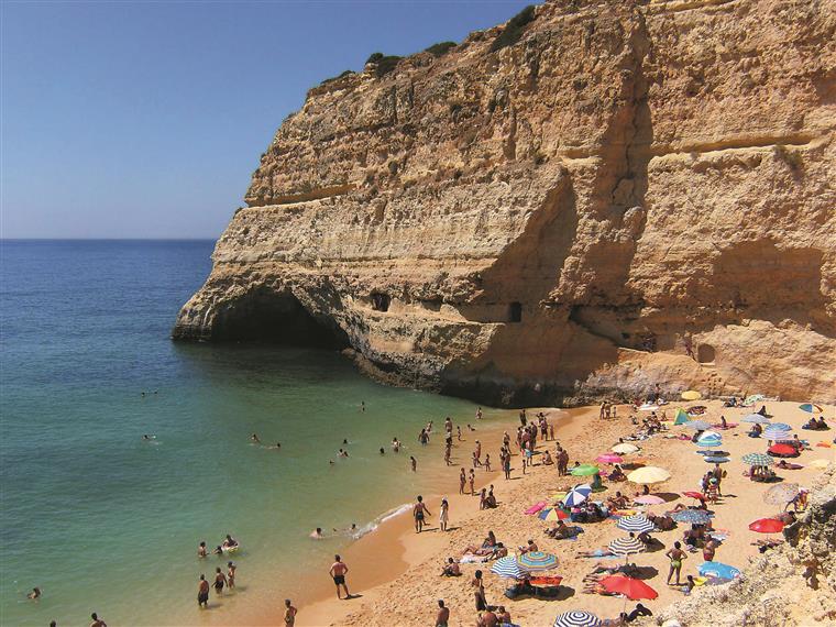 Albufeira deixa alerta a banhistas sobre risco de queda das arribas