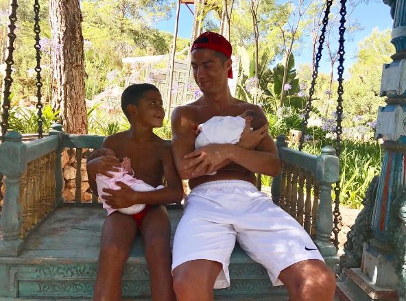 Gémeos e filho mais velho de Cristiano Ronaldo podem ter a mesma ‘mãe’