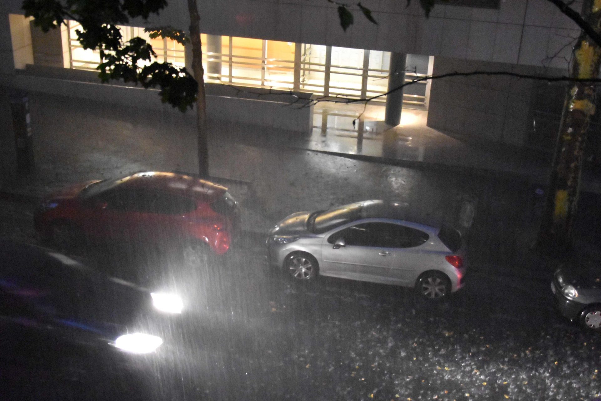 Paris. Tempestade durou uma hora mas fez estragos equivalentes a chuva de três semanas