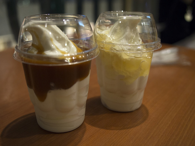 Empregado do McDonald’s mostra onde são feitos os gelados