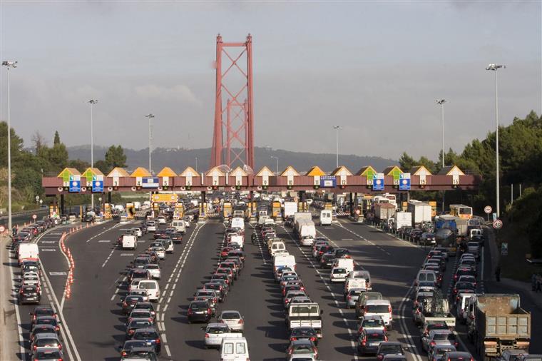 Acidente na ponte 25 de abril faz sete feridos