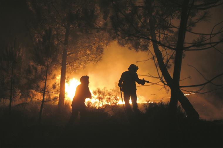 Incêndio em Alvaiázere continua a cortar circulação na A13