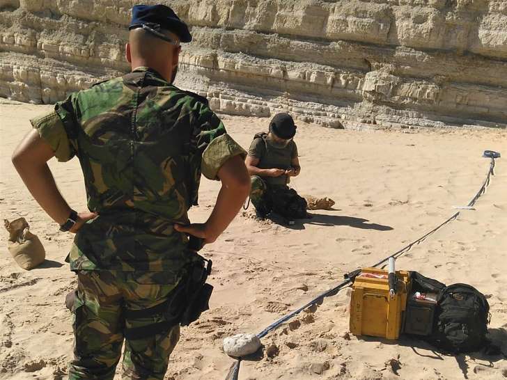 Marinha inativa “engenho explosivo tipo granada de mão” na praia de Lagos