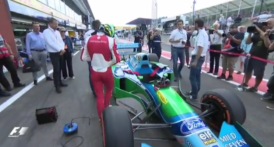 Gesto de filho de Schumacher emociona público (com vídeo)