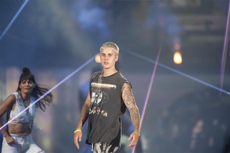 Justin Bieber lança coleção de roupa em parceria com uma marca