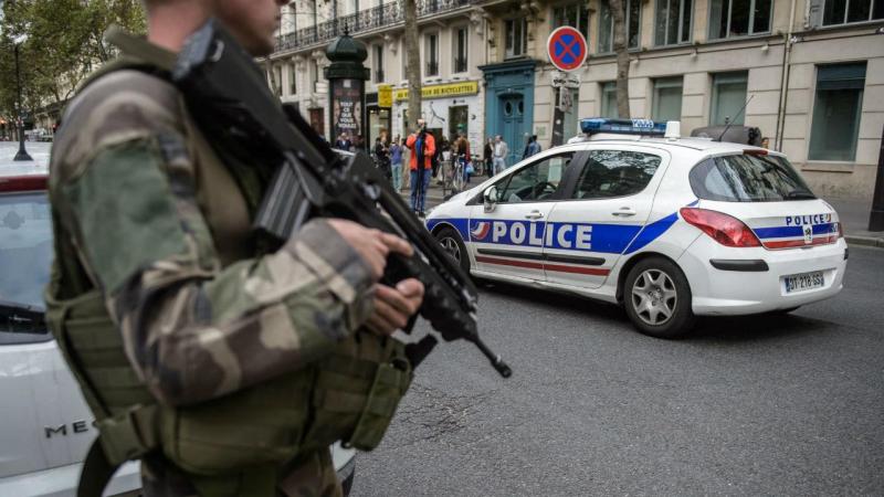 Paris. Homem que atropelou militares acusado de terrorismo