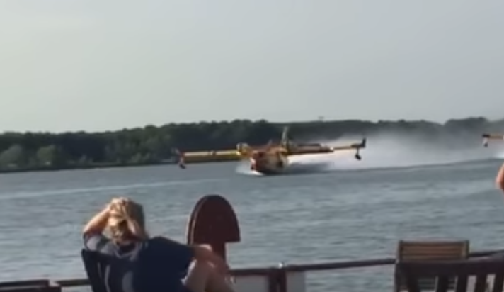 Imagens mostram avião de combate a incêndio a embater contra barco ao abastecer | Vídeo