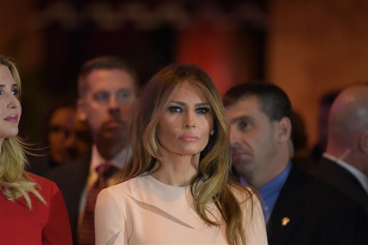 Após várias críticas Melania Trump troca saltos por Stan Smiths [FOTOS]