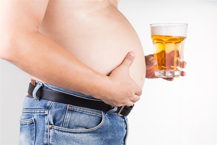 Sabe o que é que provoca a famosa ‘barriga de cerveja’?