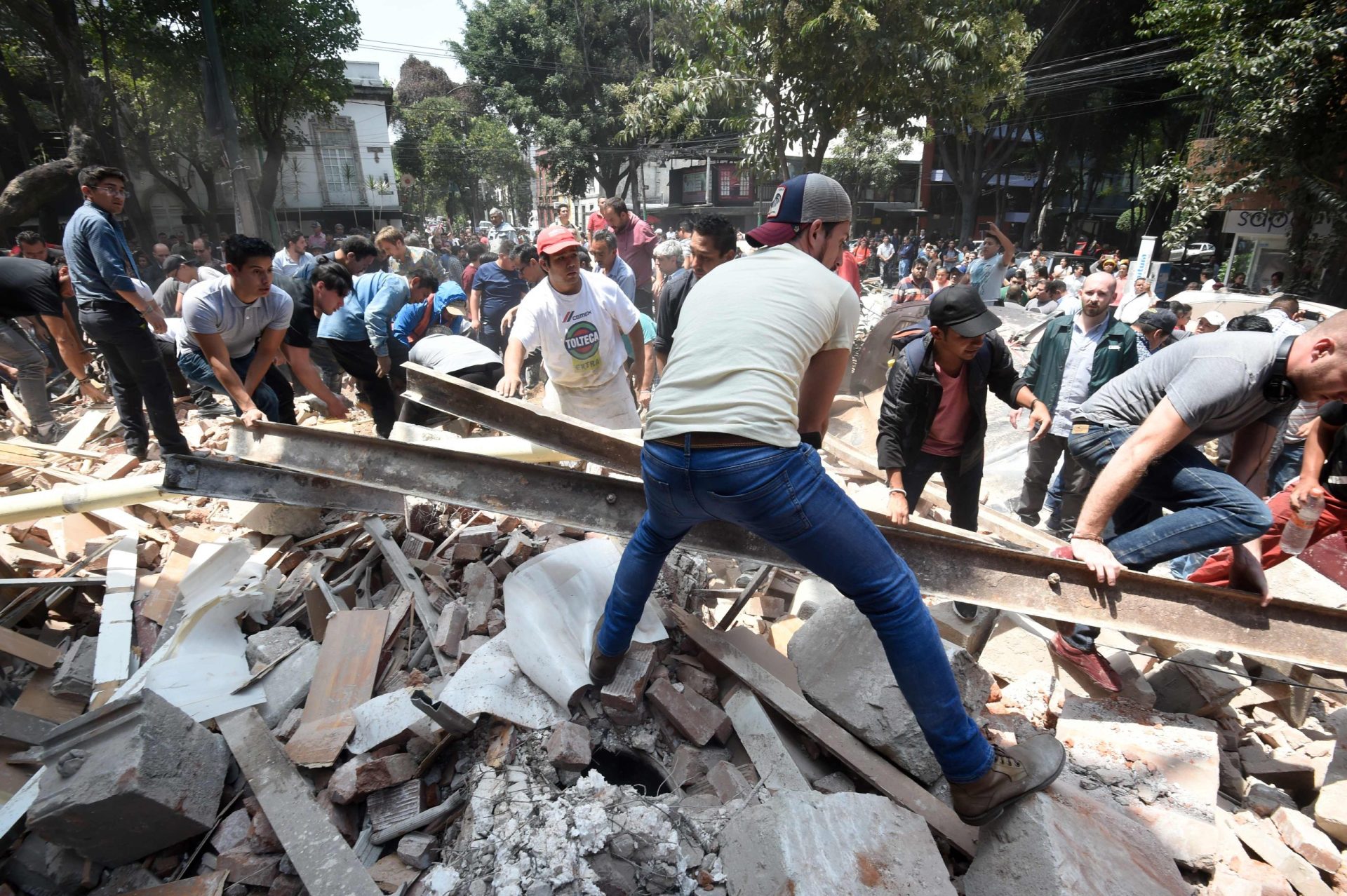 Ator recorre ao Twitter para procurar pai perdido no sismo do México