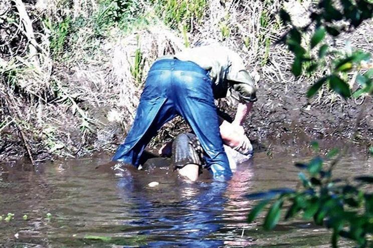 Homem filmado a tentar afogar a mulher nega em tribunal intenção de matar