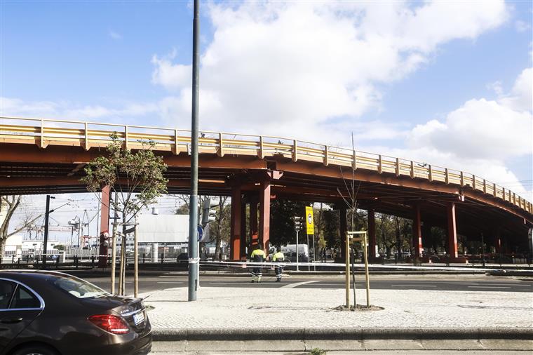 Veículo pesado embate novamente no viaduto de Alcântara e obriga ao corte do trânsito