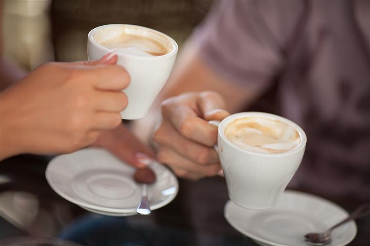 Afinal beber café de manhã não o ajuda a acordar