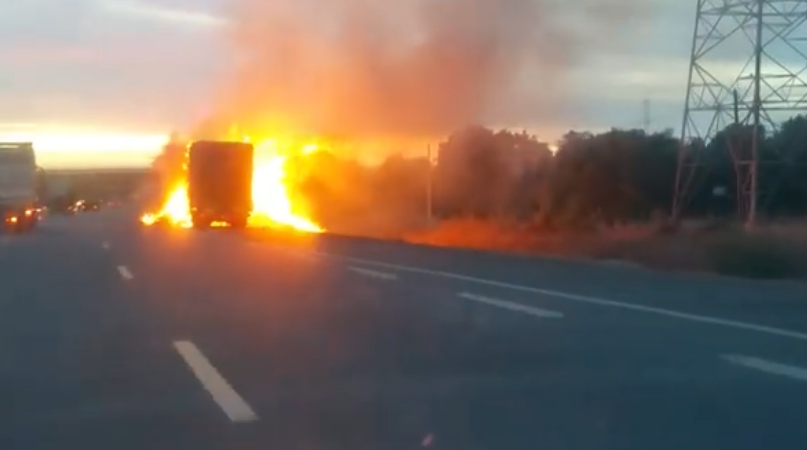 Camião carregado de palha arde na A2 junto a estação de serviço de Palmela | Vídeo