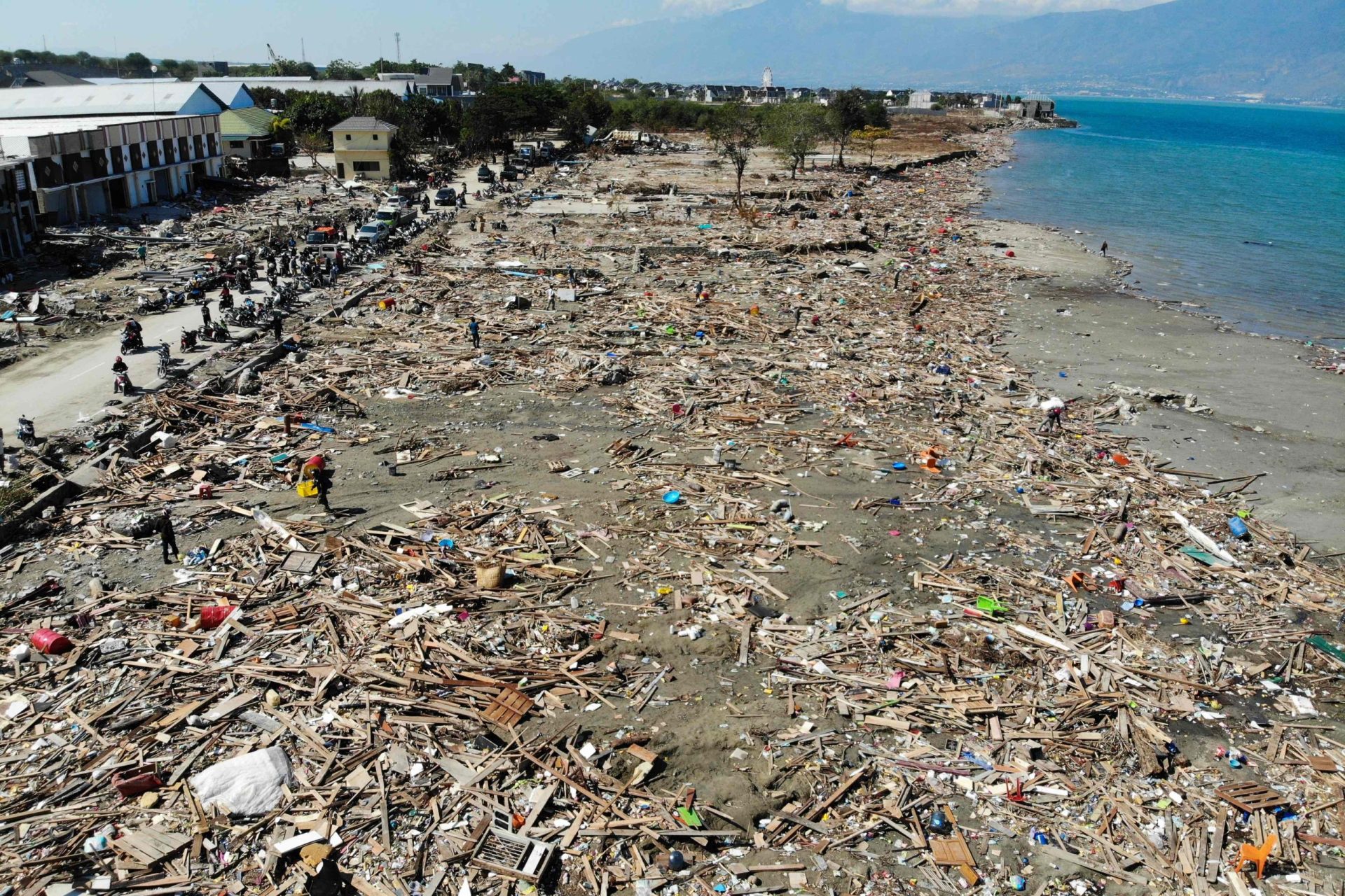 Número de vítimas mortais causadas pelo terramoto e tsunami na Indonésia sobe para 844