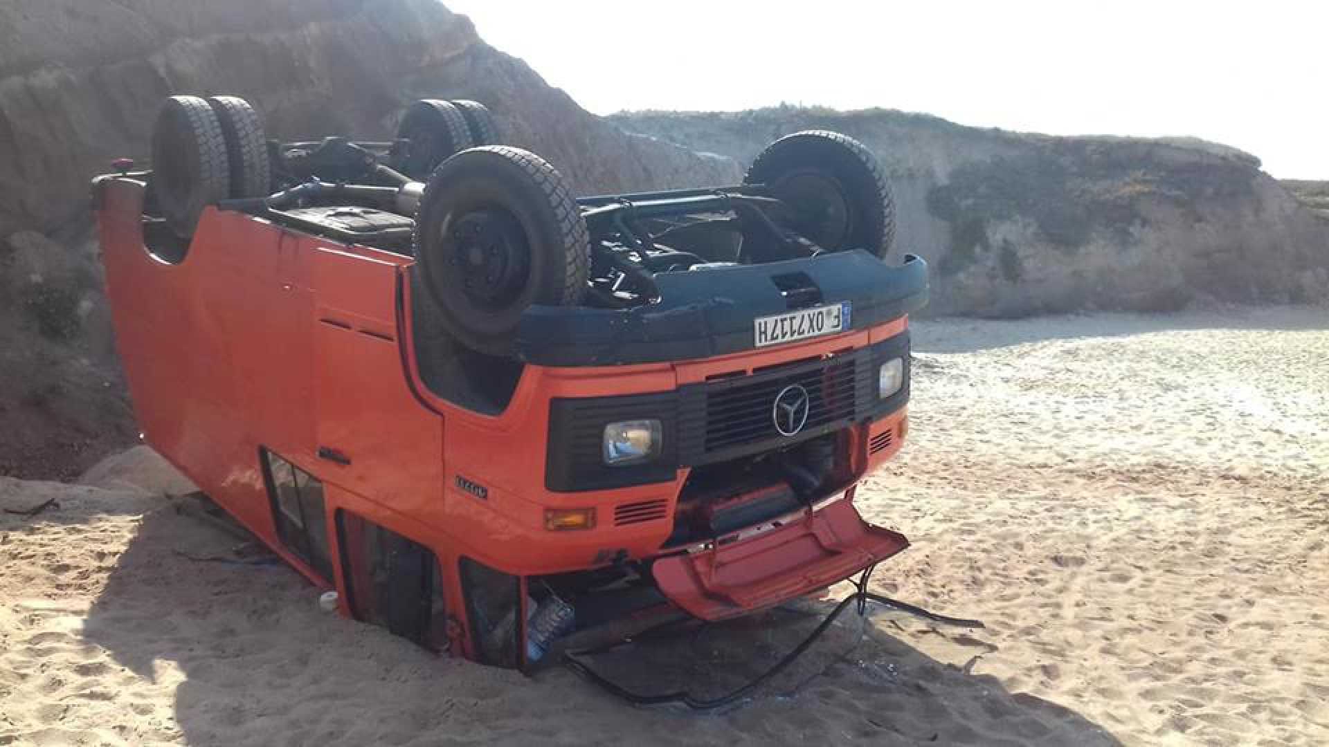 Carrinha cai de falésia em praia de Peniche | FOTOS