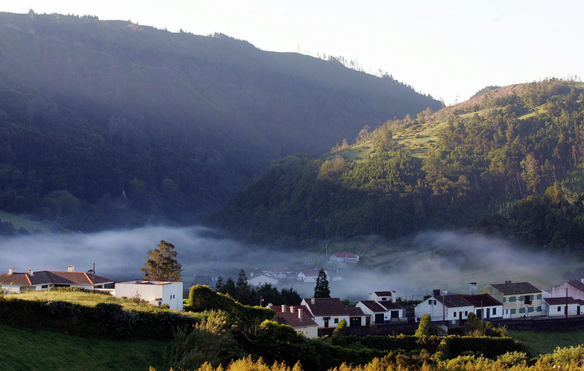 Mau tempo nos Açores leva Proteção Civil a emitir alerta