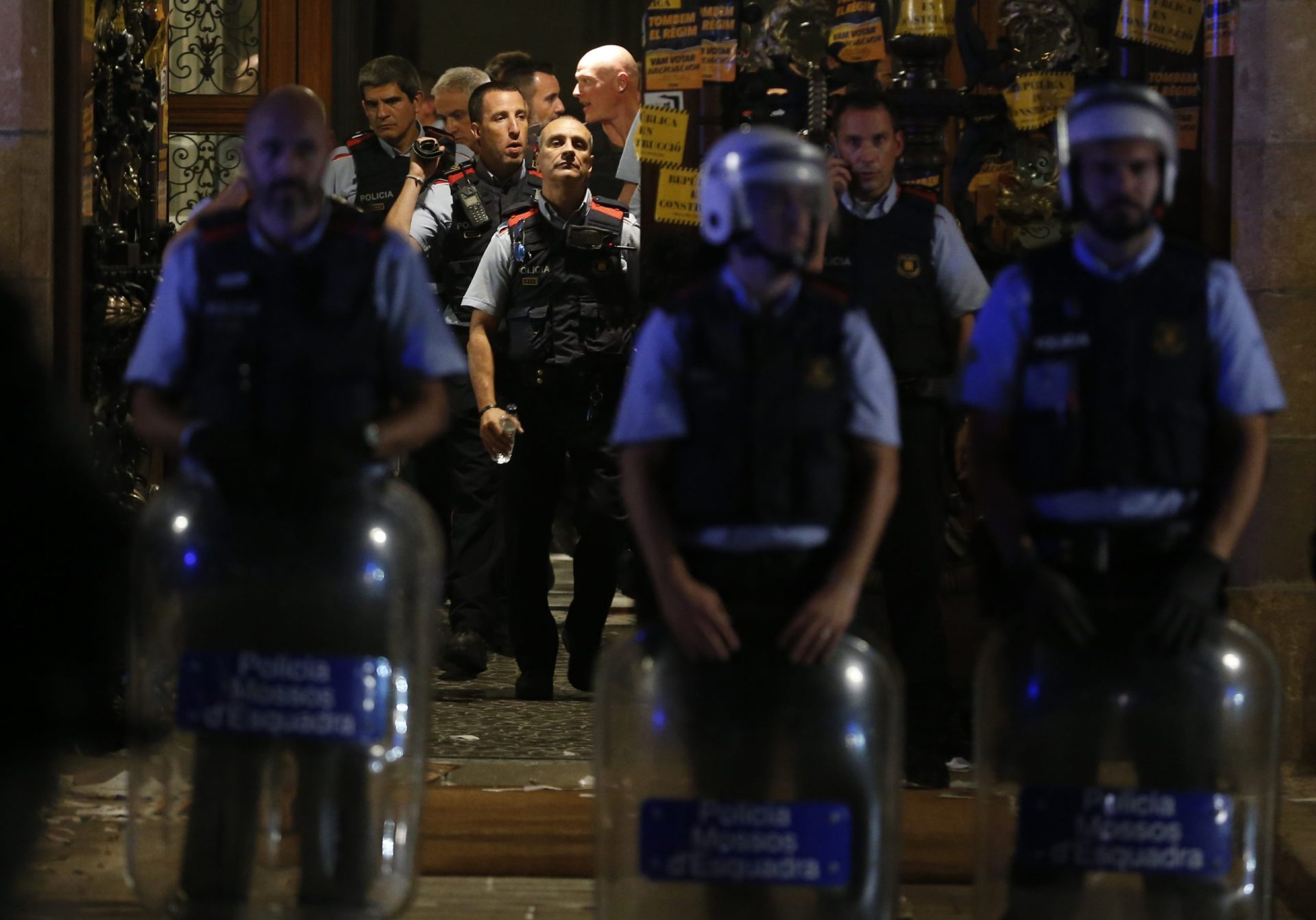 Independistas catalães acabam em confronto com a polícia em Barcelona | FOTOS