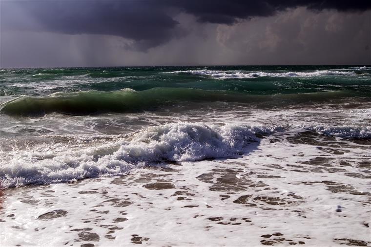 Buscas por jovem desaparecido depois de cair ao mar em Leça da Palmeira