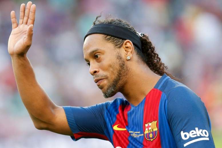 Apoio a Bolsonaro pode valer a Ronaldinho a “expulsão” do Barcelona