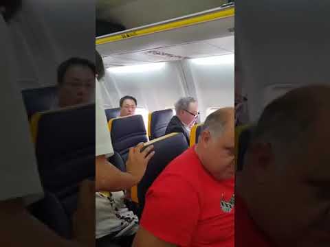 “Não quero sentar-me ao pé da tua cara feia”. Ryanair recorre à polícia após ser acusada de ser passiva com racismo | VÍDEO