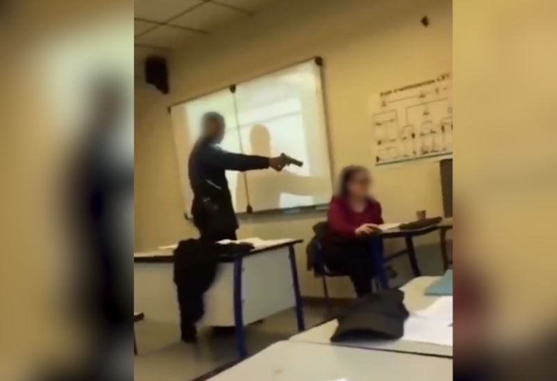 Aluno apanhado a ameaçar professora com uma arma na sala de aula | VÍDEO