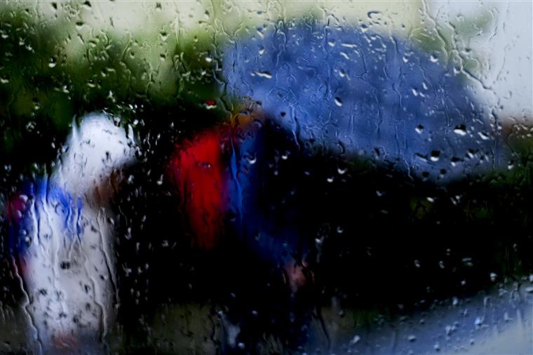 Prepare o guarda-chuva: vai chover, mas temperaturas podem atingir os 29 graus esta terça-feira