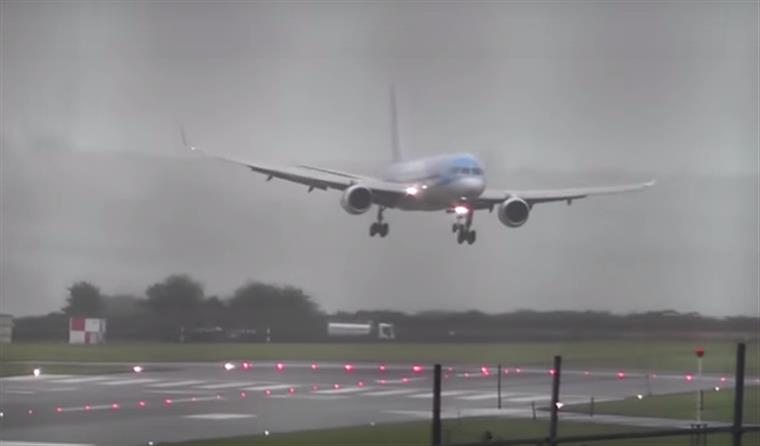 Passageiros e tripulação em pânico após homem tentar abrir porta de avião que ia descolar | VÍDEOS