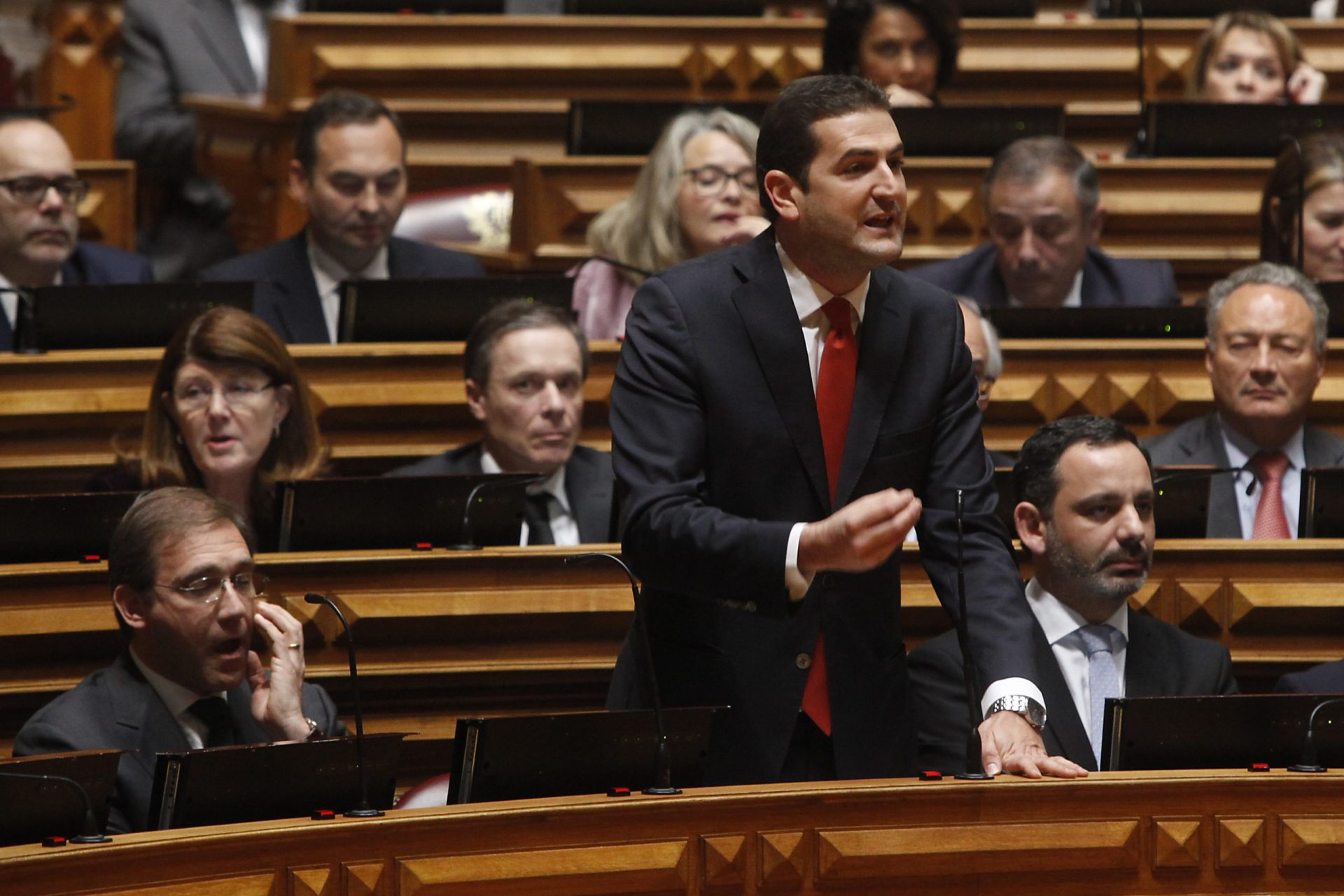 Hugo Soares: “Governo faz de cigarra fanfarrona”