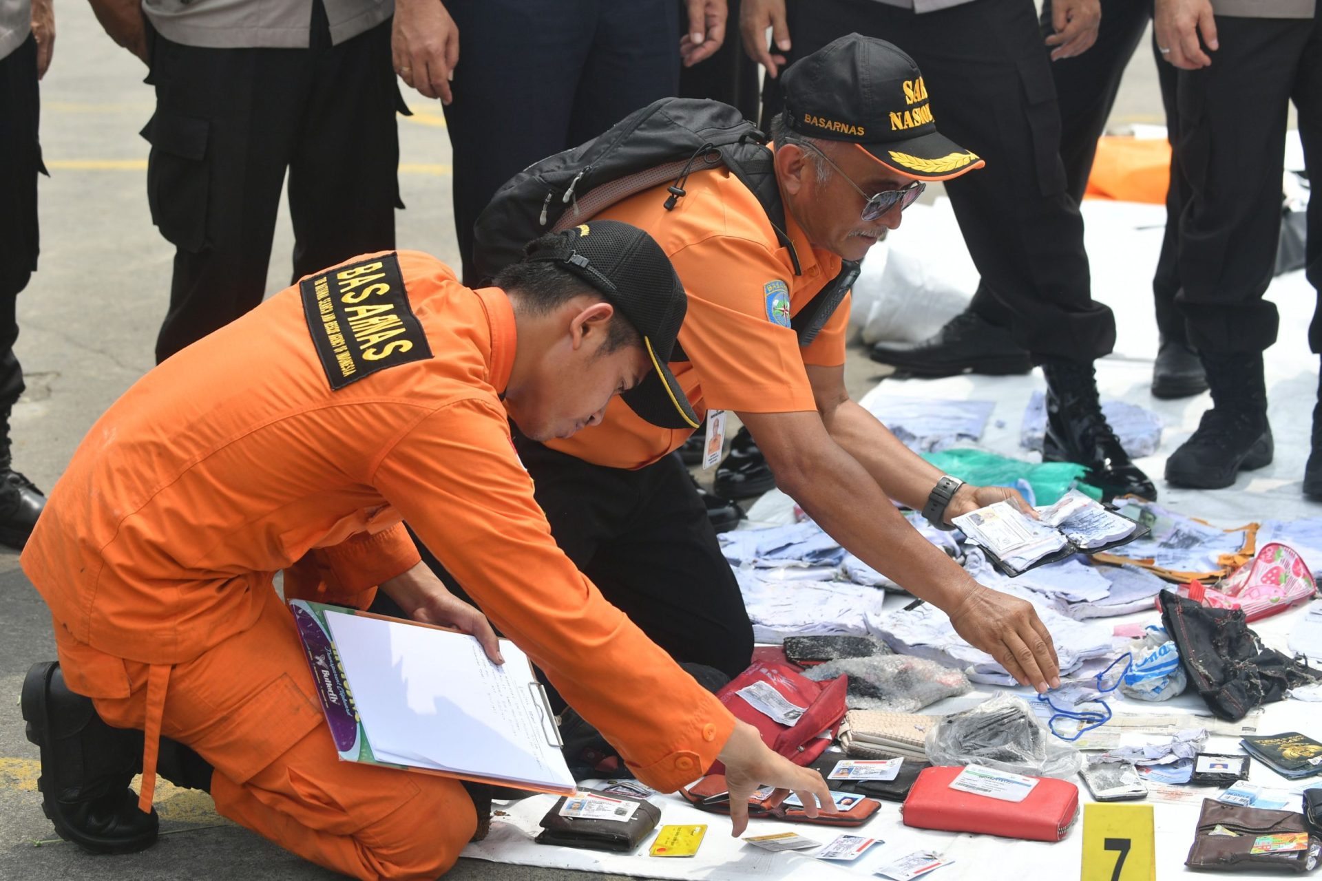 Lion Air. Encontrados mais restos mortais do avião que se despenhou ontem no mar de Java