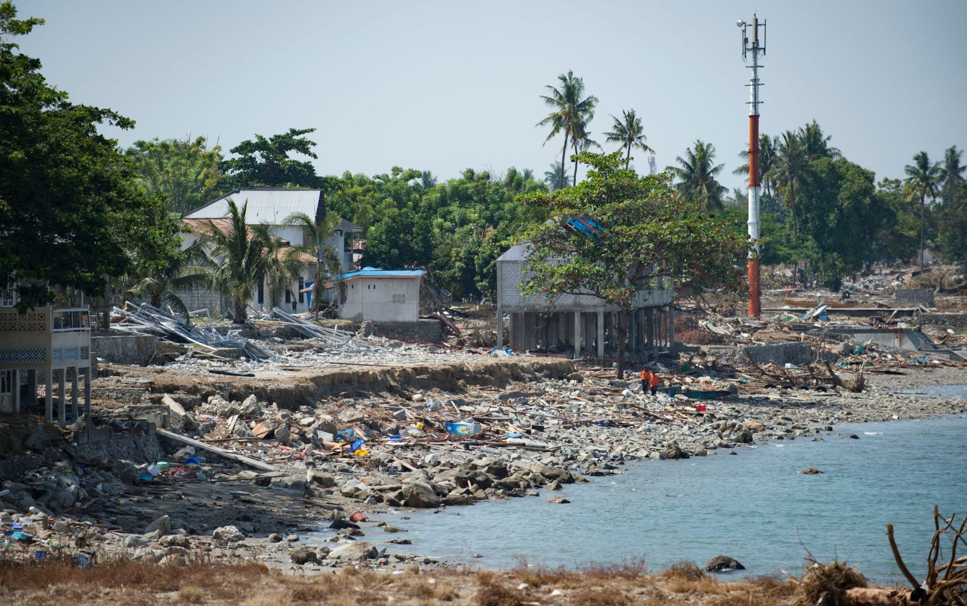 Vulcão entra em erupção depois de sismo e tsunami abalarem ilha de Sulawesi na sexta-feira