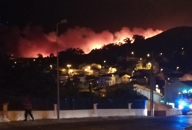 Meia centena de pessoas deslocadas no incêndio de Sintra e Cascais