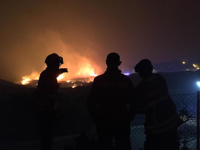 Incêndio em Sintra-Cascais foi dominado mas autoridades não deixam a área