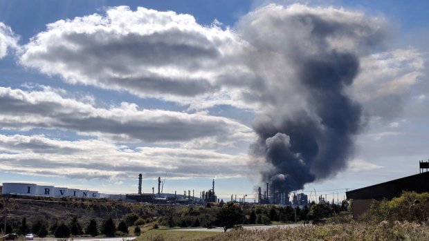 Maior refinaria do Canadá incendeia depois de explosão