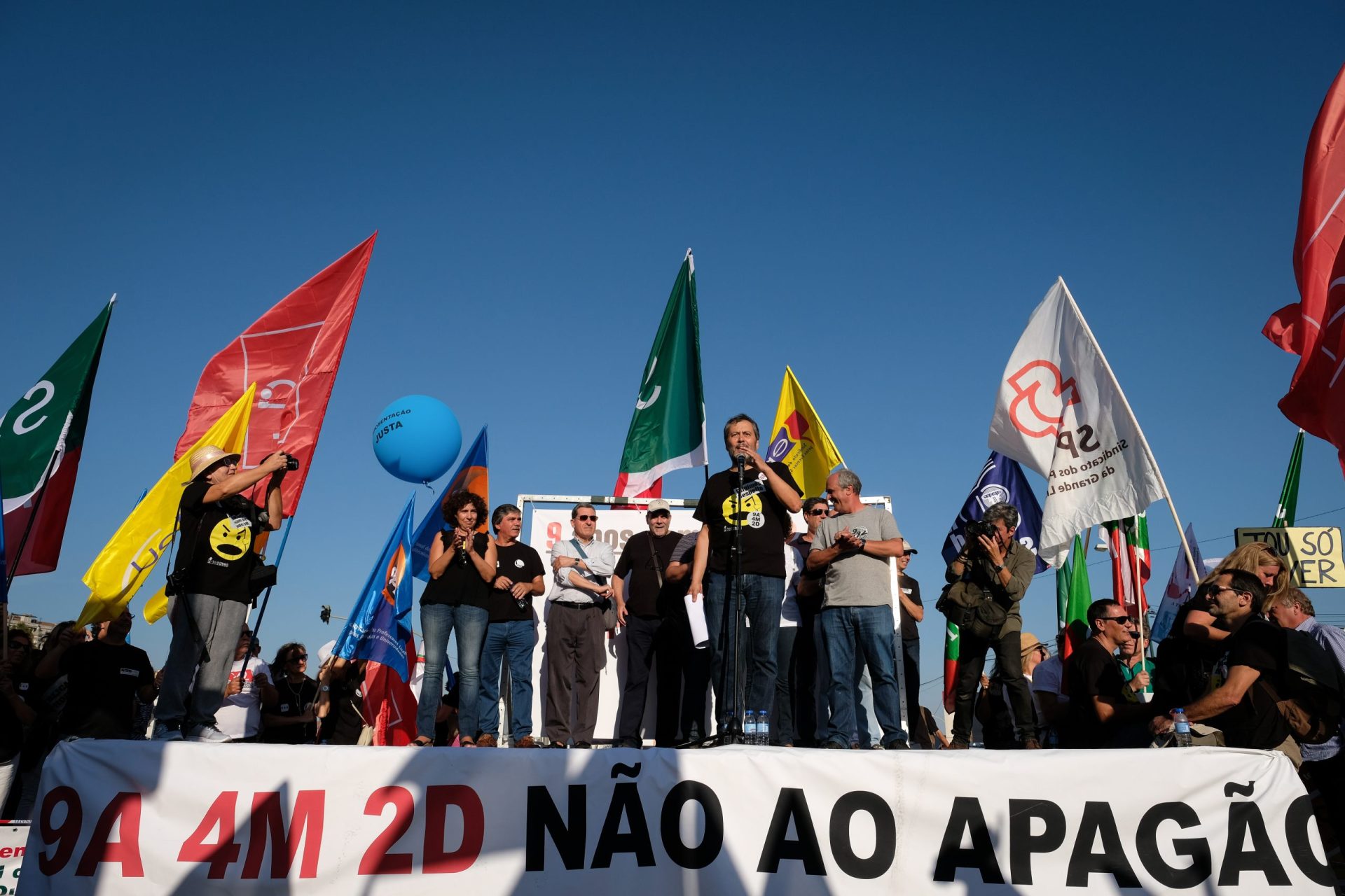 Protesto dos professores vai recolher postais de apoio