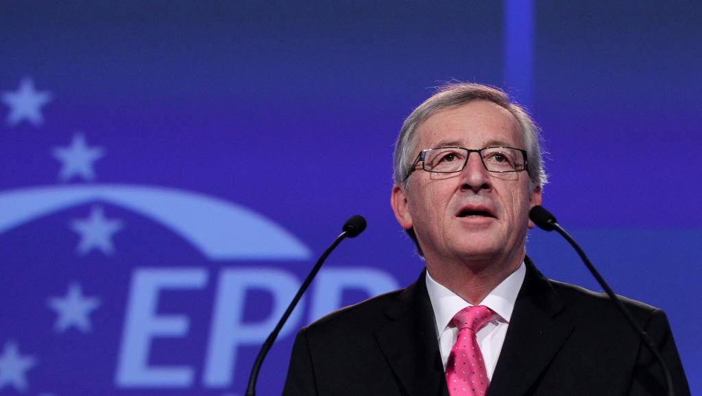 Juncker abandona conferência de imprensa por ter calçado um sapato de cada cor | Vídeo