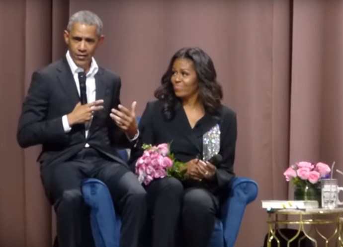 Michelle Obama surpreendida com gesto romântico do marido em palco | VÍDEO