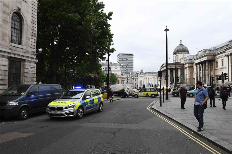 Londres. Unidade contra-terrorismo investiga engenhos explosivos encontrados em prédio devoluto