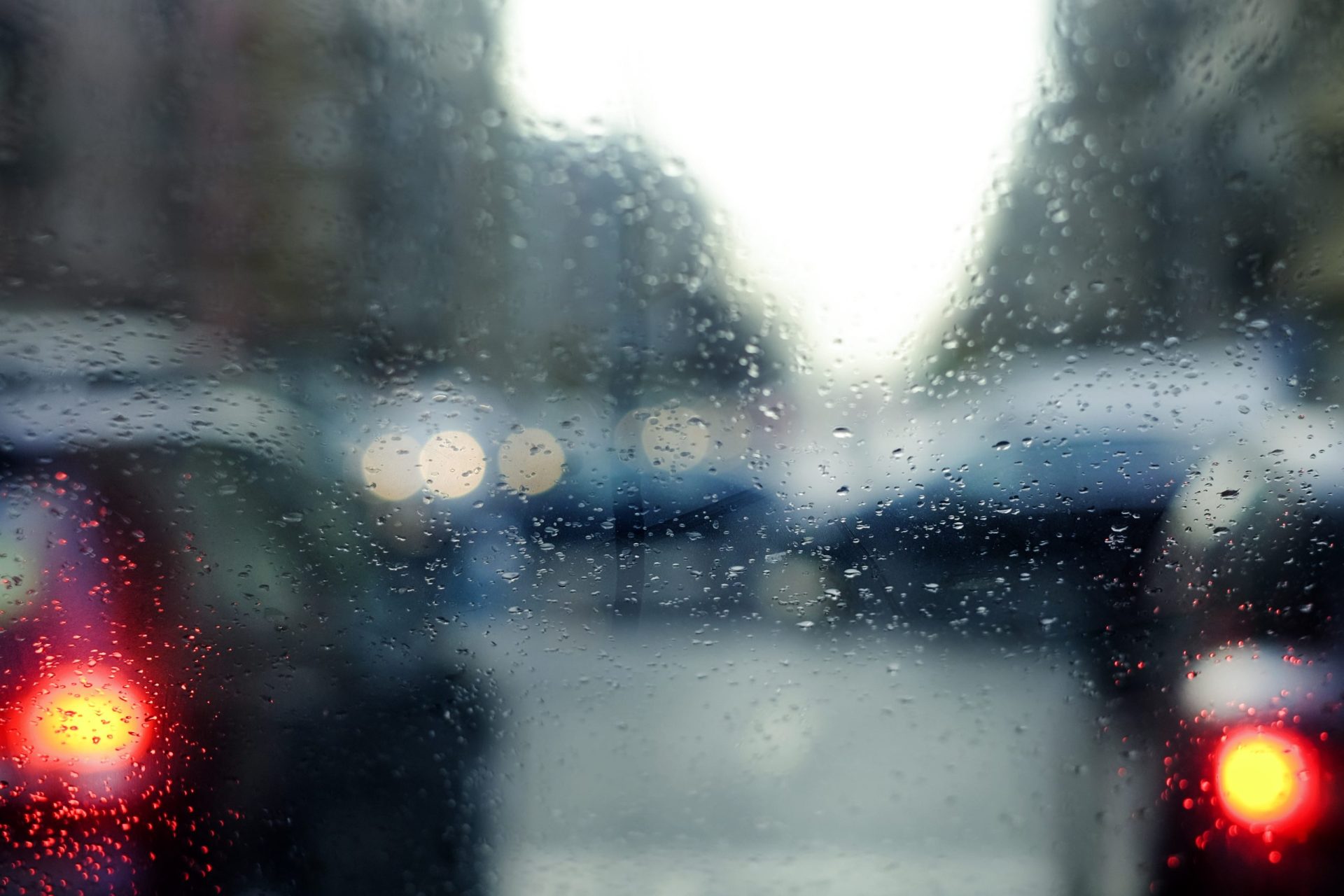 Mau tempo continua: Chuva e vento forte esperados para este domingo