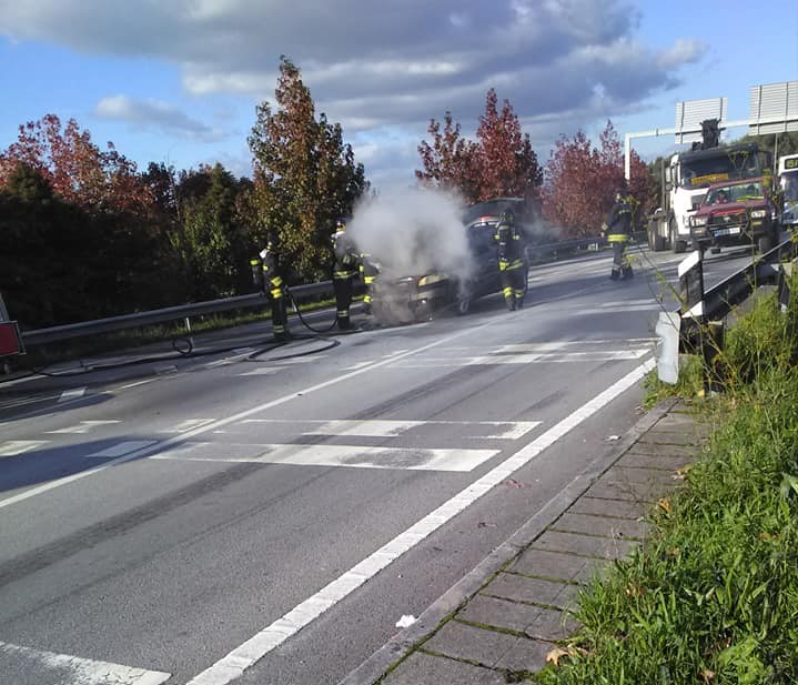 Automóvel arde em Braga