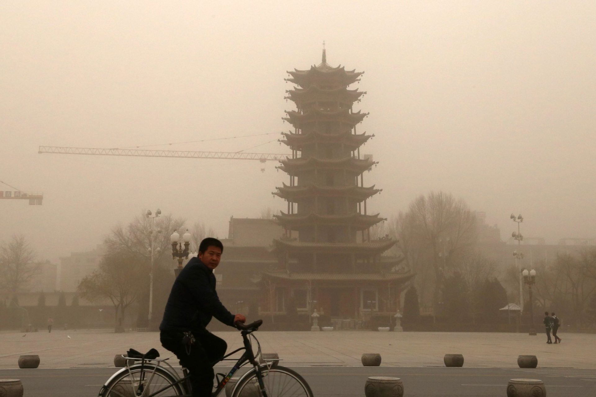 Mais de um milhão de chineses cobertos por por tempestade de areia com quase 100 metros | Fotogaleria