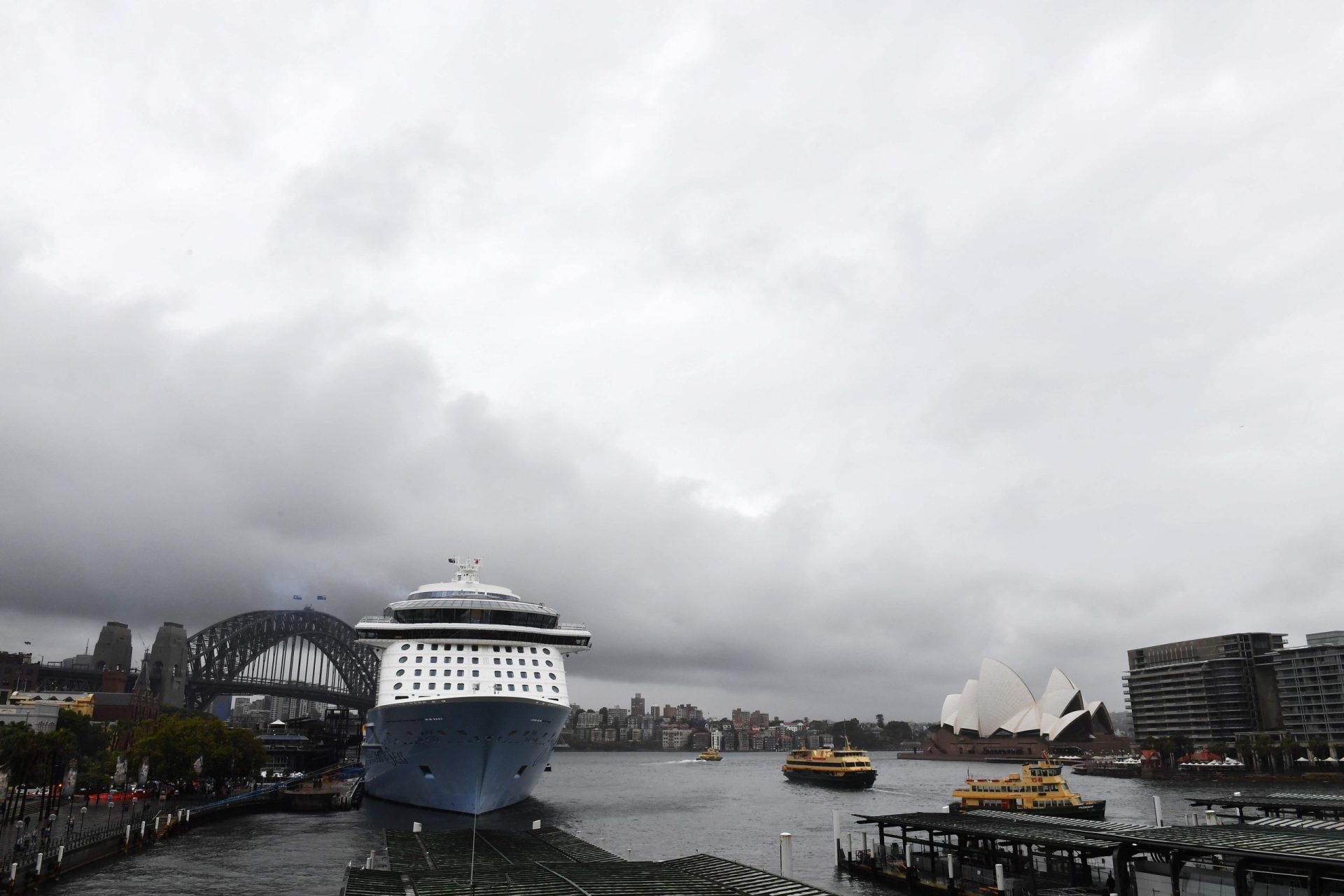 Mau tempo que se faz sentir em Sydney leva ao cancelamento de voos e corta ligações ferroviárias