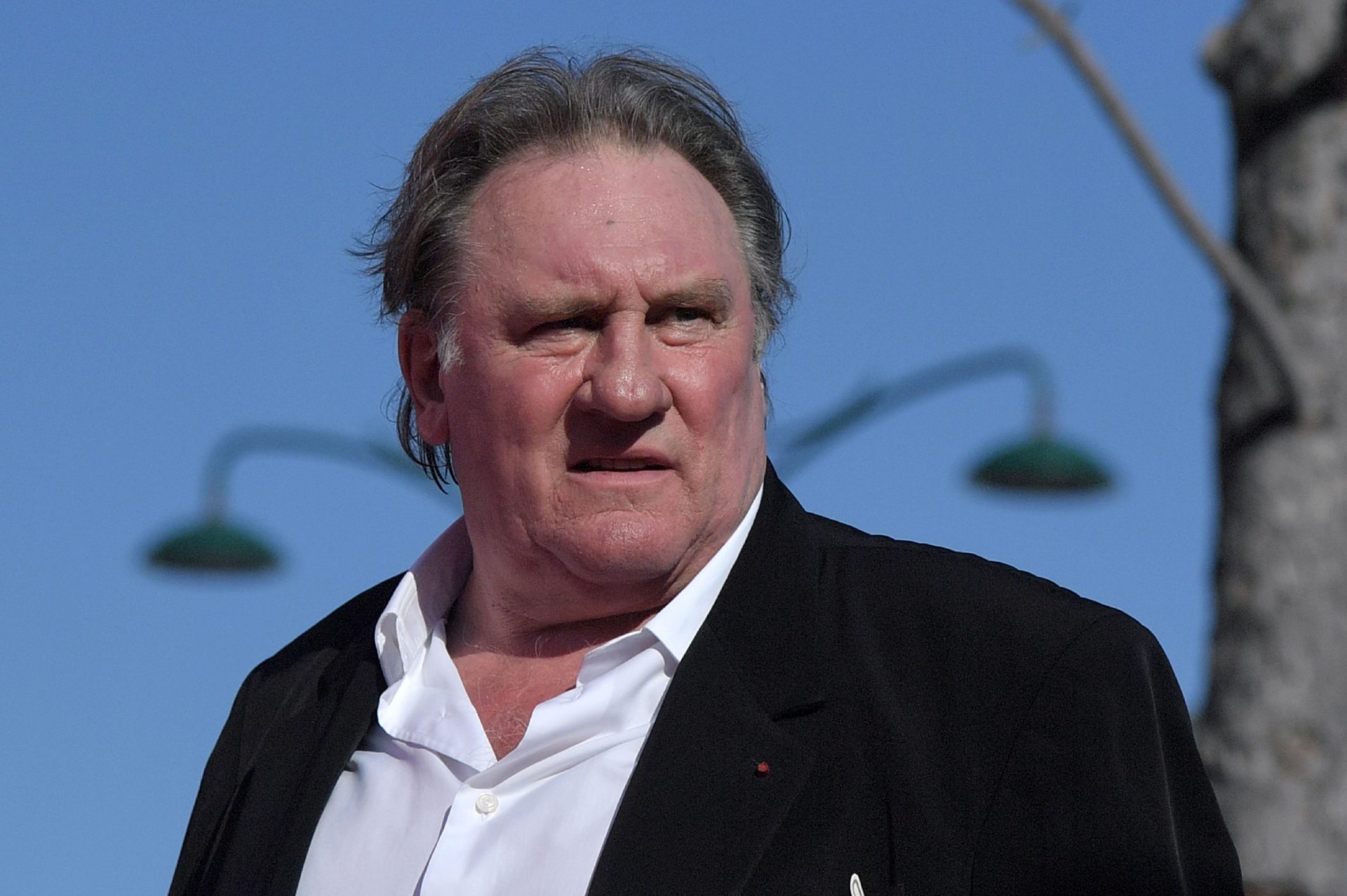 Gerard Depardieu interrogado pelas autoridades após acusação de violação de jovem de 22 anos