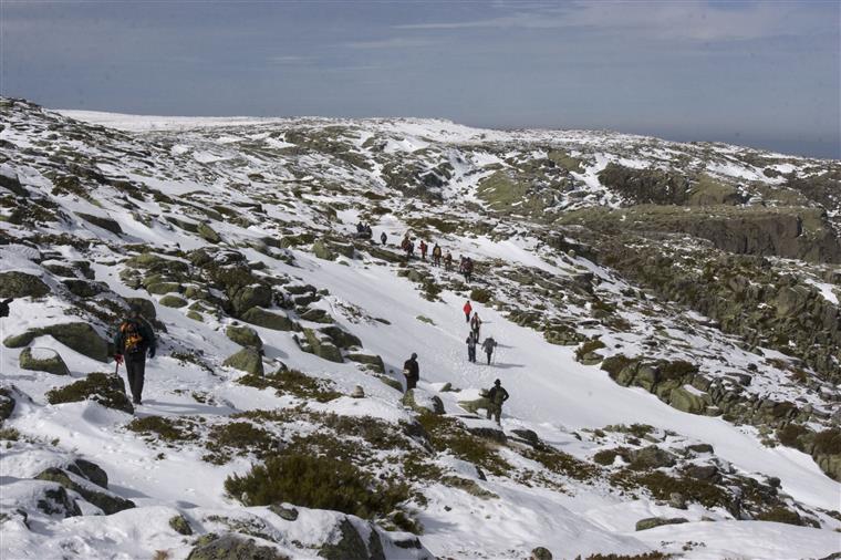 Estradas da Serra da Estrela encerradas devido à queda de neve