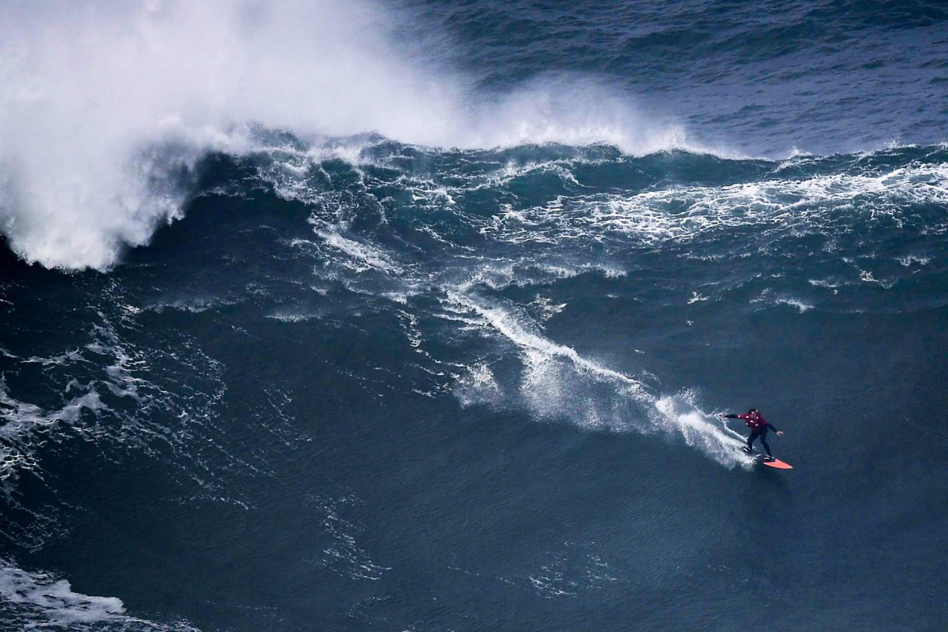 Surfistas começam 2018 nas ondas gigantes da Nazaré