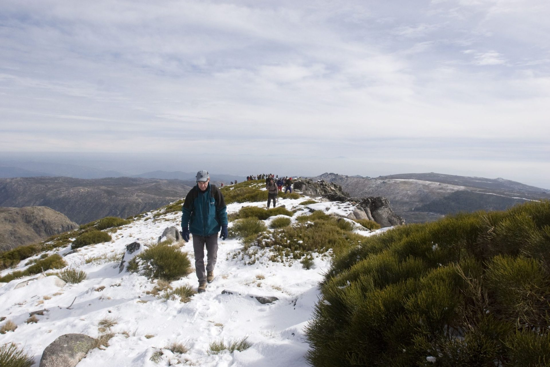 Praticamente todas as estradas de acesso à Serra da Estrela estão cortadas devido a queda de neve