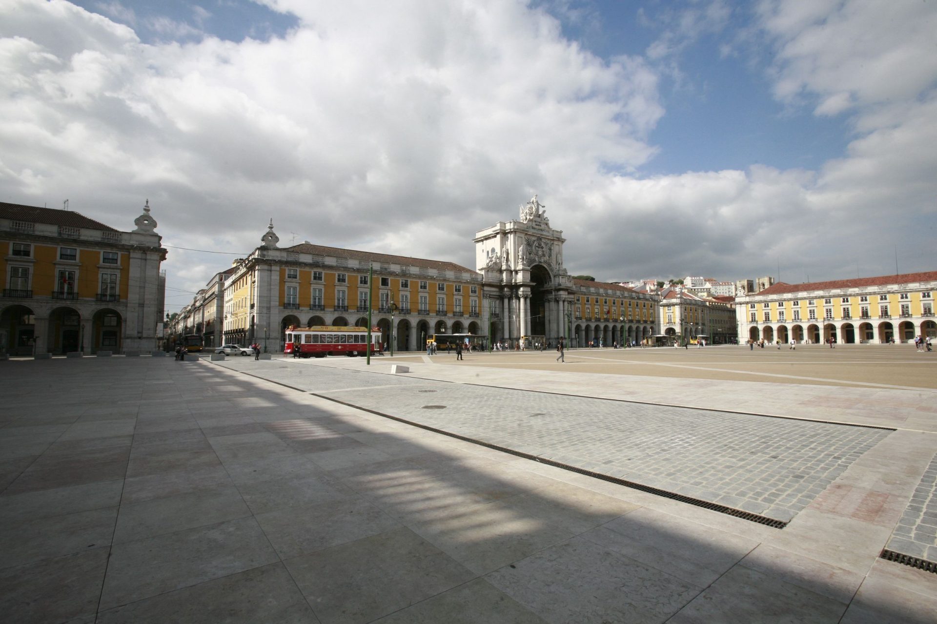 Caixa suspeita encontrada junto ao Ministério da Justiça obriga a evacuar Terreiro do Paço