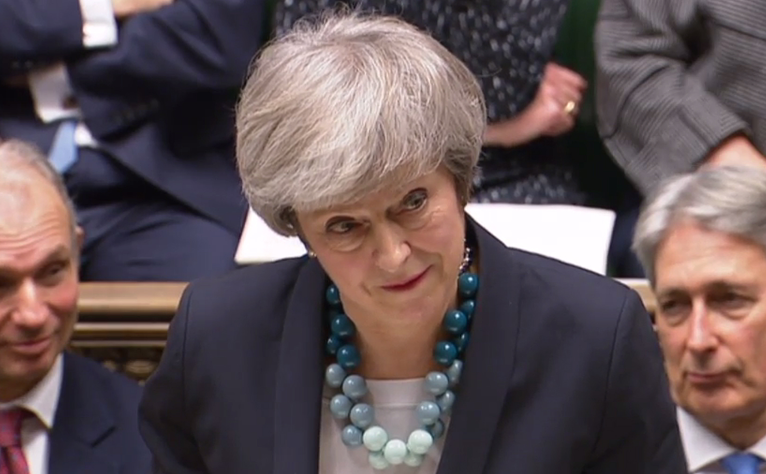 Theresa May diz que moção de censura pode “atrasar ou até travar o Brexit”