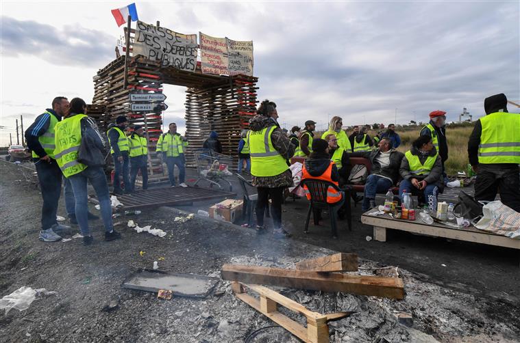 França. ‘Coletes amarelos’ devem parar protestos dadas as “respostas maciças” do governo